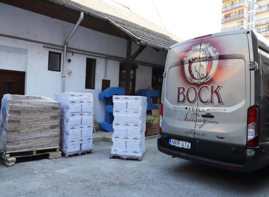 Bock Borászat nyolcmillió forint értékű adománnyal segíti az idősotthonok lakóit 1
